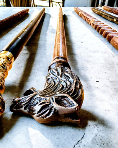 Laska Spacerowa Wolf - Madeira de Manga Indiana com Possibilidade de Gravação, castanho com adornos dourados