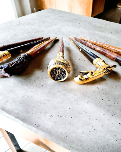 Kompasso Brown - Bengala para Caminhada - Madeira Esculpida à Mão - Edição Exclusiva com Opção de Gravação