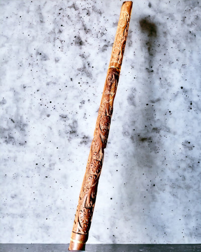 Bengala de Passeio 'Wolf' - Madeira de Manga Indiana com Possibilidade de Gravação, castanho com padrão esculpido