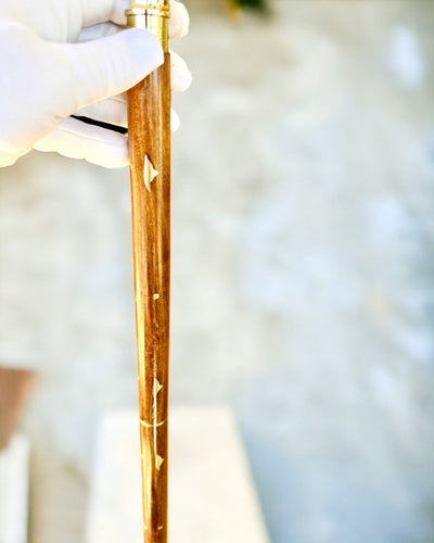 Laska Spacerowa Wolf - Madeira de Manga Indiana com Possibilidade de Gravação, castanho com adornos dourados