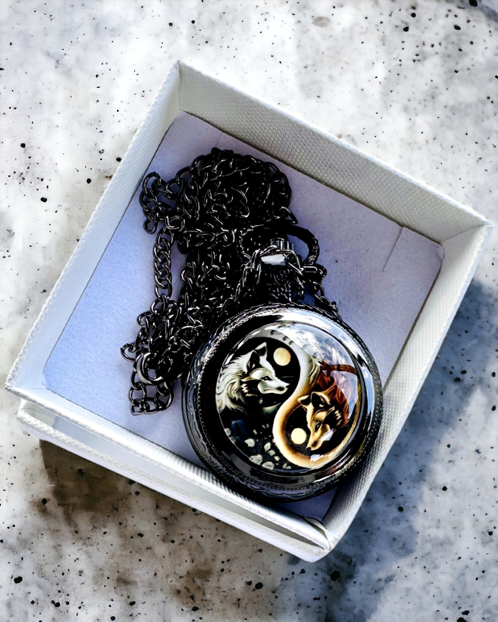 Relógio de Bolso "Mystic Wolves" com opção de personalização por gravação