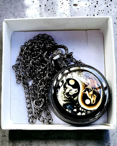 Relógio de Bolso "Mystic Wolves" com opção de personalização por gravação