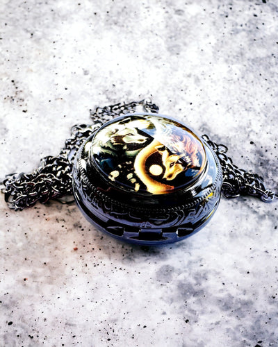 Relógio de Bolso "Mystic Wolves" com opção de personalização por gravação