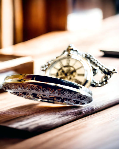 Relógio de bolso prateado "Vintage Elegance" com possibilidade de personalização com gravação