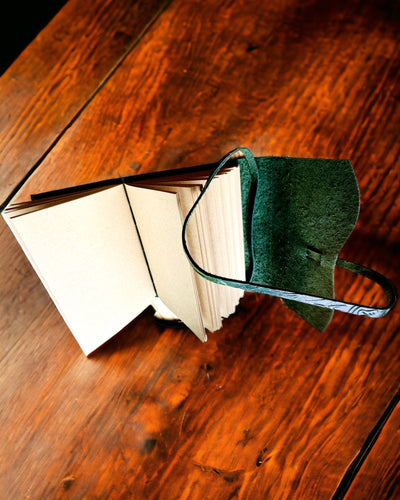 Notatnik Premium em Couro "Elegância da Natureza" - 200 páginas, 120g, caderno, bloco de desenho, 2 cores à escolha, personalização com gravação