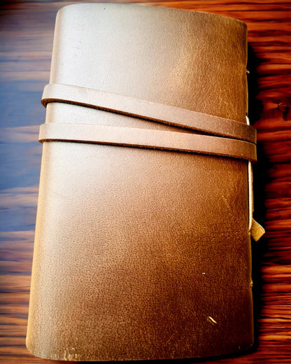 Notatnik Premium "RetroNotes" – Caderno Elegante de Pele Verdadeira - 200 páginas, 120g, caderno, bloco de desenho, cor castanha, personalização com gravação