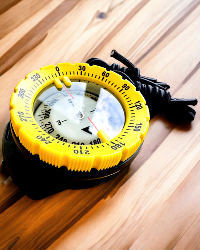 Bússola de mergulho AquaGuide - bússola à prova de água com função de luminescência e correia flexível, possibilidade de personalização