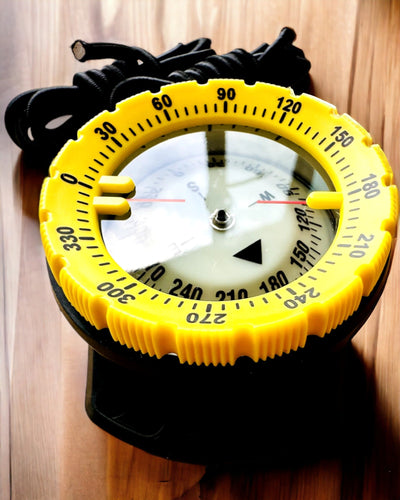 Bússola de mergulho AquaGuide - bússola à prova de água com função de luminescência e correia flexível, possibilidade de personalização