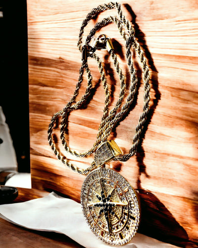 Colar com Pendente de Bússola em Estilo Glamour com Zircónias para Mulheres e Homens - cor dourada, gravação