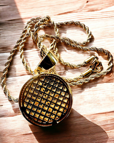 Colar com Pendente de Bússola em Estilo Glamour com Zircónias para Mulheres e Homens - cor dourada, gravação