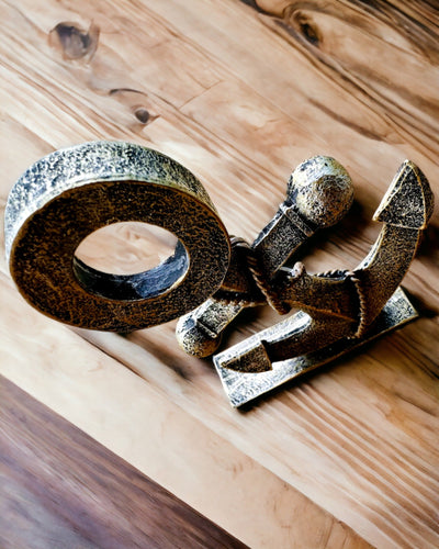 Escultura Rústica de Âncora em Resina - "Lenda do Mar", personalização da âncora com gravação