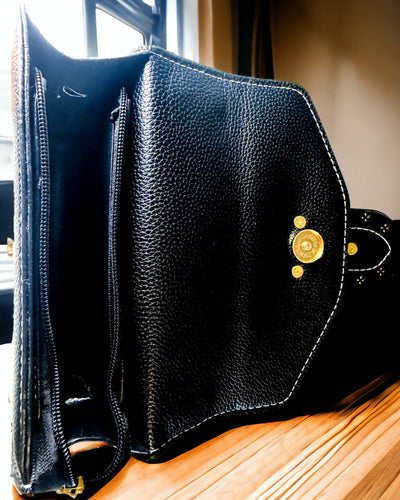 Bolsa Quadrada de Ombro com Acento de Leão - cor preta