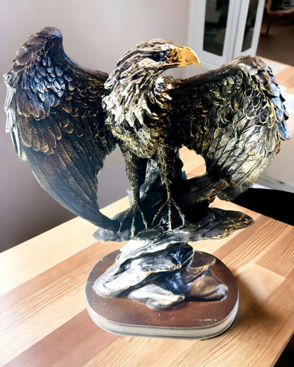 Estatueta Decorativa "Águia Voadora" – Majestoso Símbolo de Força e Liberdade