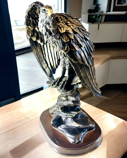 Estatueta Decorativa "Águia Voadora" – Majestoso Símbolo de Força e Liberdade