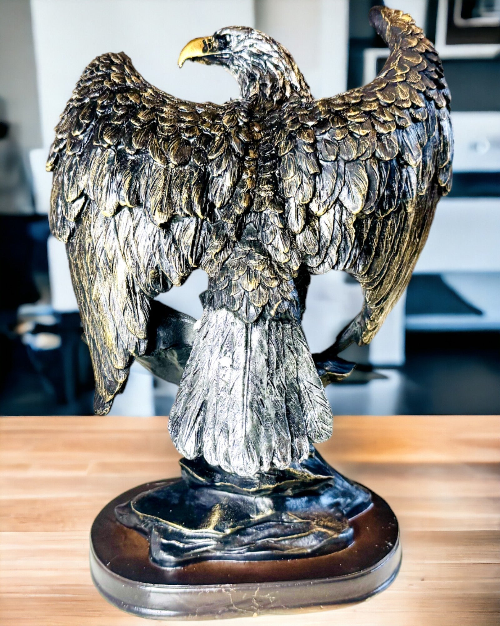 Estatueta Decorativa "Águia Voadora" – Majestoso Símbolo de Força e Liberdade