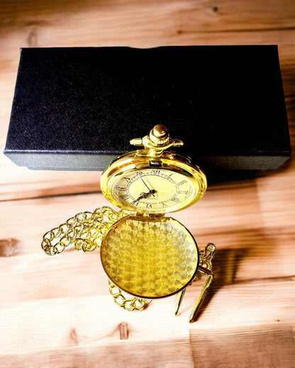 Relógio de Bolso Vintage em Cor Dourada com Entalhes – Acessório Masculino Elegante, Ideia de Presente Ideal