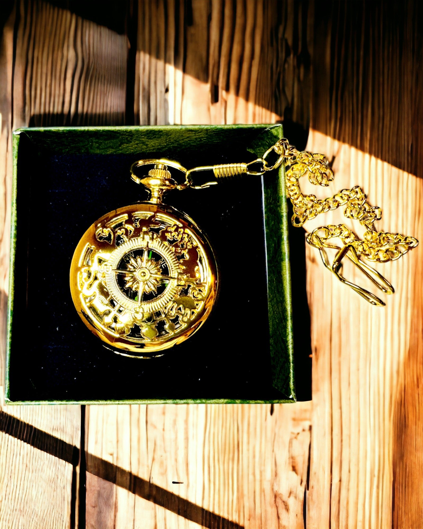 Bússola de Navegação em Estilo Vintage cor dourada com Padrão Decorativo – Equipamento para Aventuras de Montanha e Descobertas. Personalização com gravação