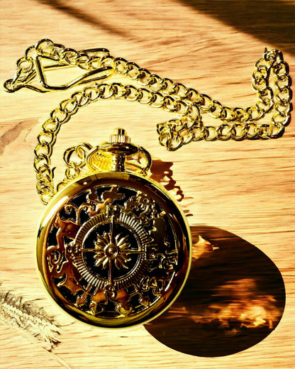 Bússola de Navegação em Estilo Vintage cor dourada com Padrão Decorativo – Equipamento para Aventuras de Montanha e Descobertas. Personalização com gravação
