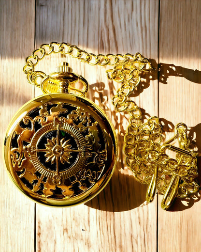 Bússola de Navegação em Estilo Vintage cor dourada com Padrão Decorativo – Equipamento para Aventuras de Montanha e Descobertas. Personalização com gravação
