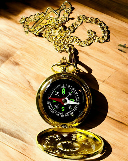 Bússola de Navegação em Estilo Vintage cor dourada com Padrão Decorativo – Equipamento para Aventuras de Montanha e Descobertas. Personalização com gravação
