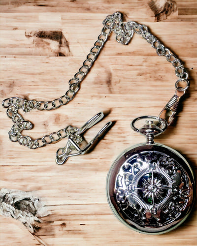 Bússola de Bolso Prateada em Estilo Retro com Padrão Vazado – Elegante e Prática. Gravura