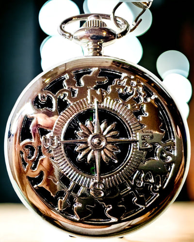 Bússola de Bolso Prateada em Estilo Retro com Padrão Vazado – Elegante e Prática. Gravura