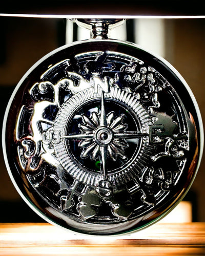 Bússola de Bolso Prateada em Estilo Retro com Padrão Vazado – Elegante e Prática. Gravura