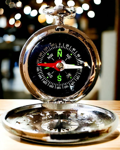 Bússola de Bolso Prateada em Estilo Retro com Padrão Vazado – Elegante e Prática. Gravura