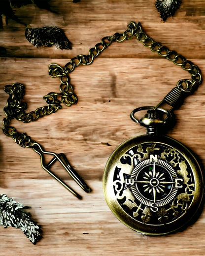 Antiga Bússola de Bolso em Bronze e Ouro com Padrão Vazado – Perfeita para Exploradores e Amantes do Retro. Personalização com gravação