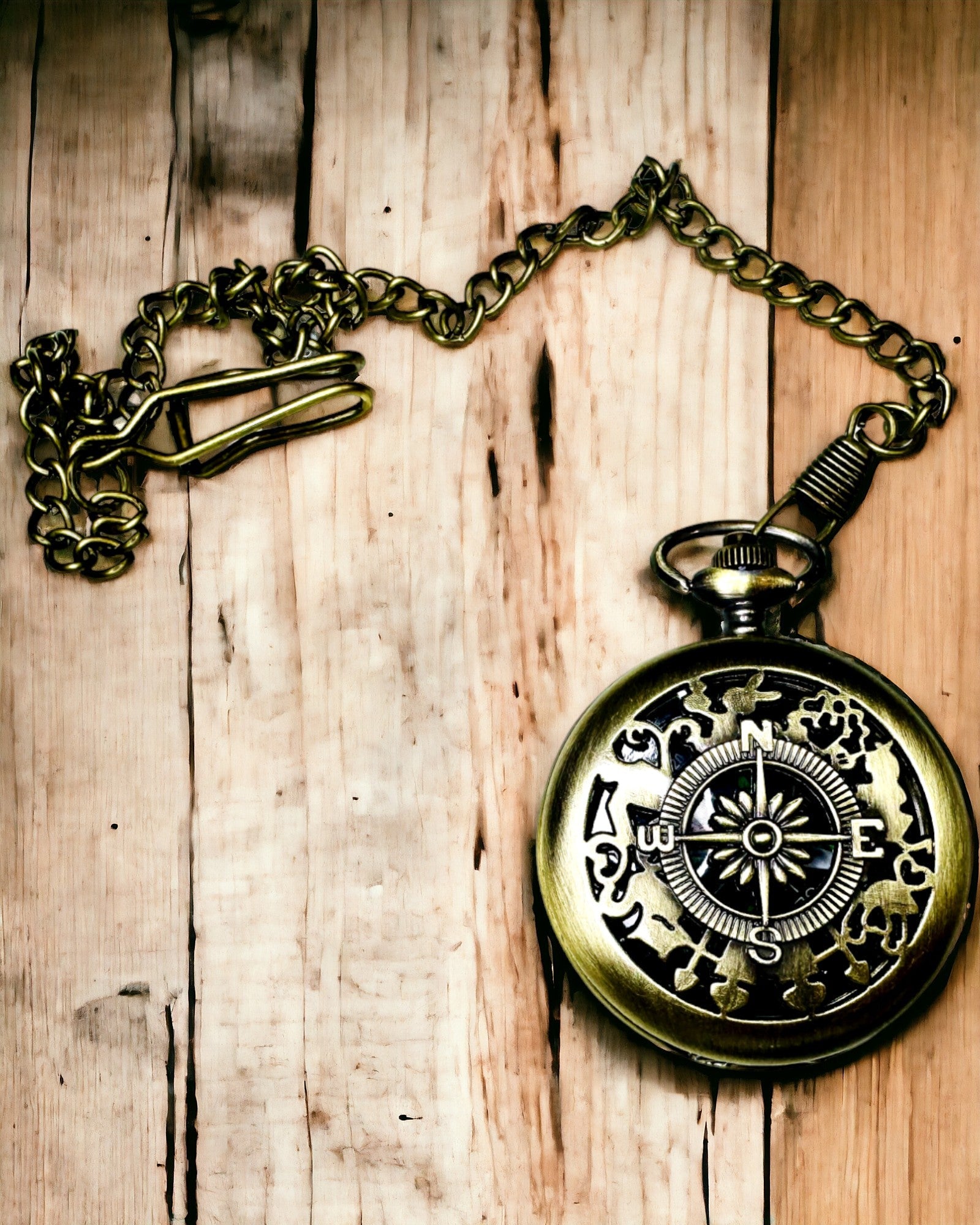 Antiga Bússola de Bolso em Bronze e Ouro com Padrão Vazado – Perfeita para Exploradores e Amantes do Retro. Personalização com gravação