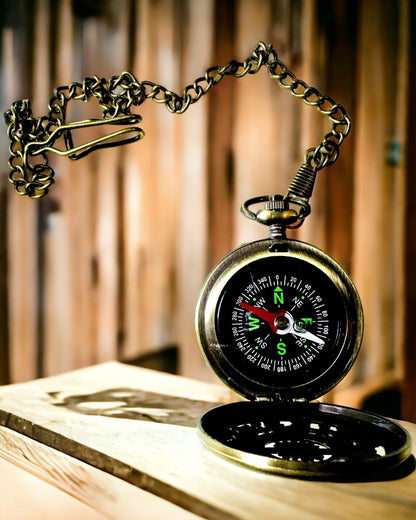 Antiga Bússola de Bolso em Bronze e Ouro com Padrão Vazado – Perfeita para Exploradores e Amantes do Retro. Personalização com gravação