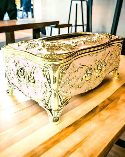 Caixa de Lenços Rosa Elegante com Rosas em Relevo – Toque Luxuoso para Sala de Estar, Hotel ou Clube