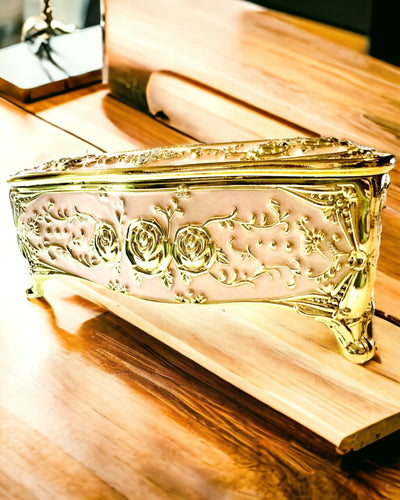 Caixa de Lenços Rosa Elegante com Rosas em Relevo – Toque Luxuoso para Sala de Estar, Hotel ou Clube