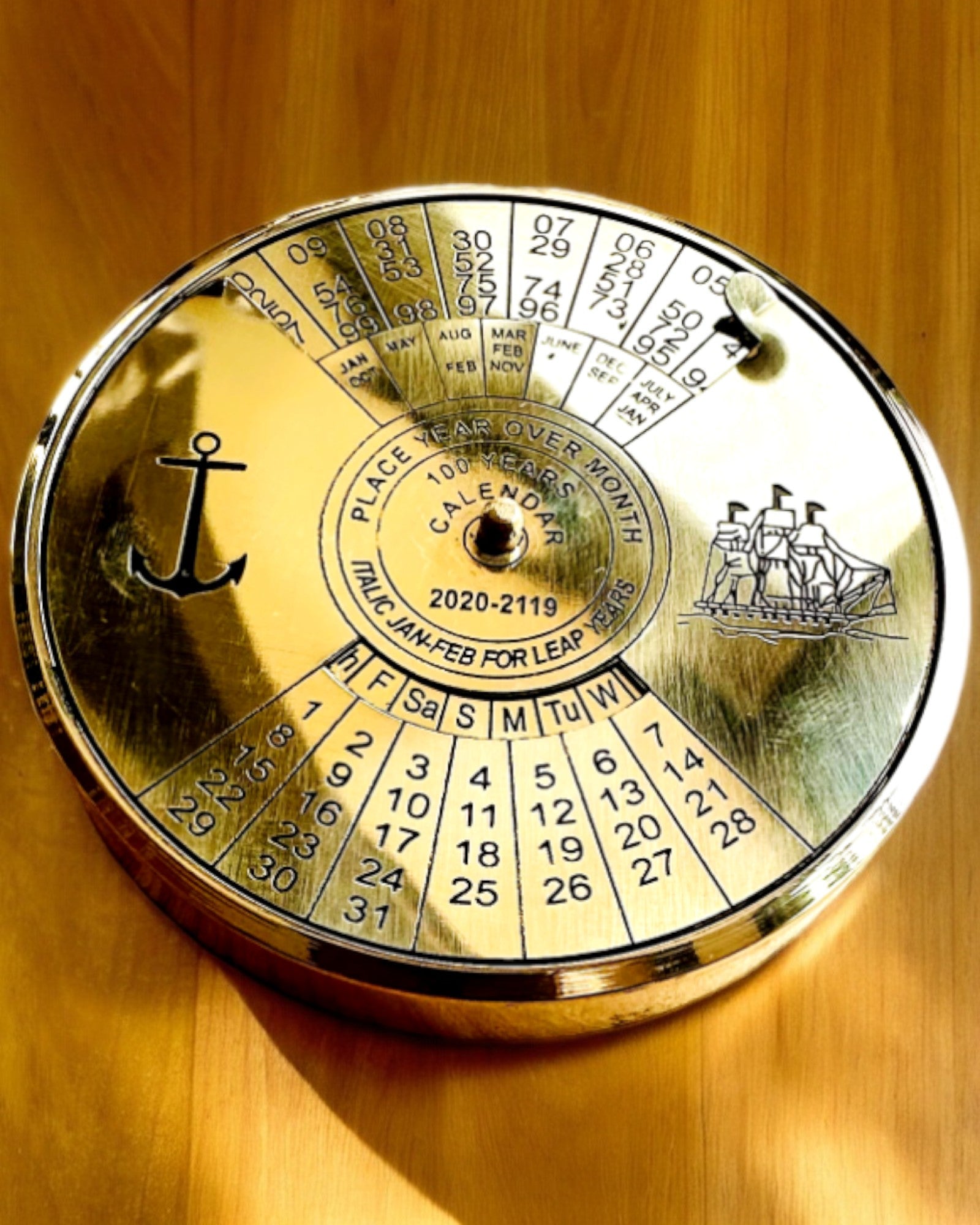Kalendarium Wieczności "Morski Żagiel" – Calendário de Latão de 100 Anos - possível gravação para presente