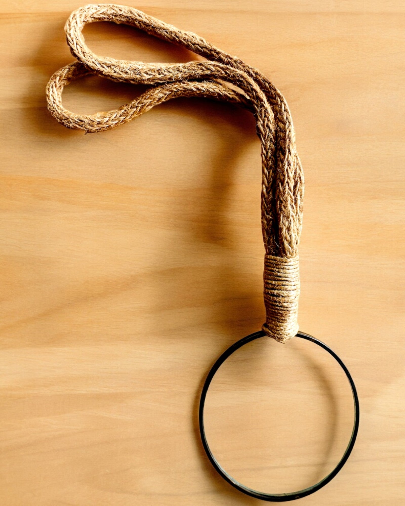 Lupa de mão com cordão artesanal - "Elegância Indiana"