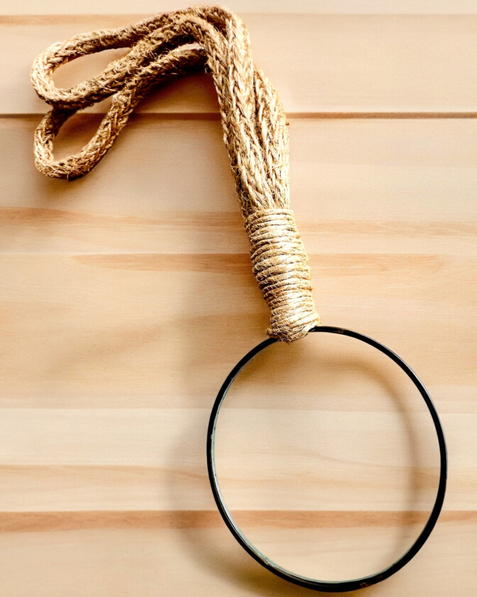 Lupa de mão com cordão artesanal - "Elegância Indiana"