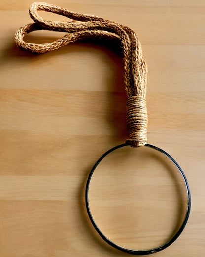 Lupa de mão com cordão artesanal - "Elegância Indiana"
