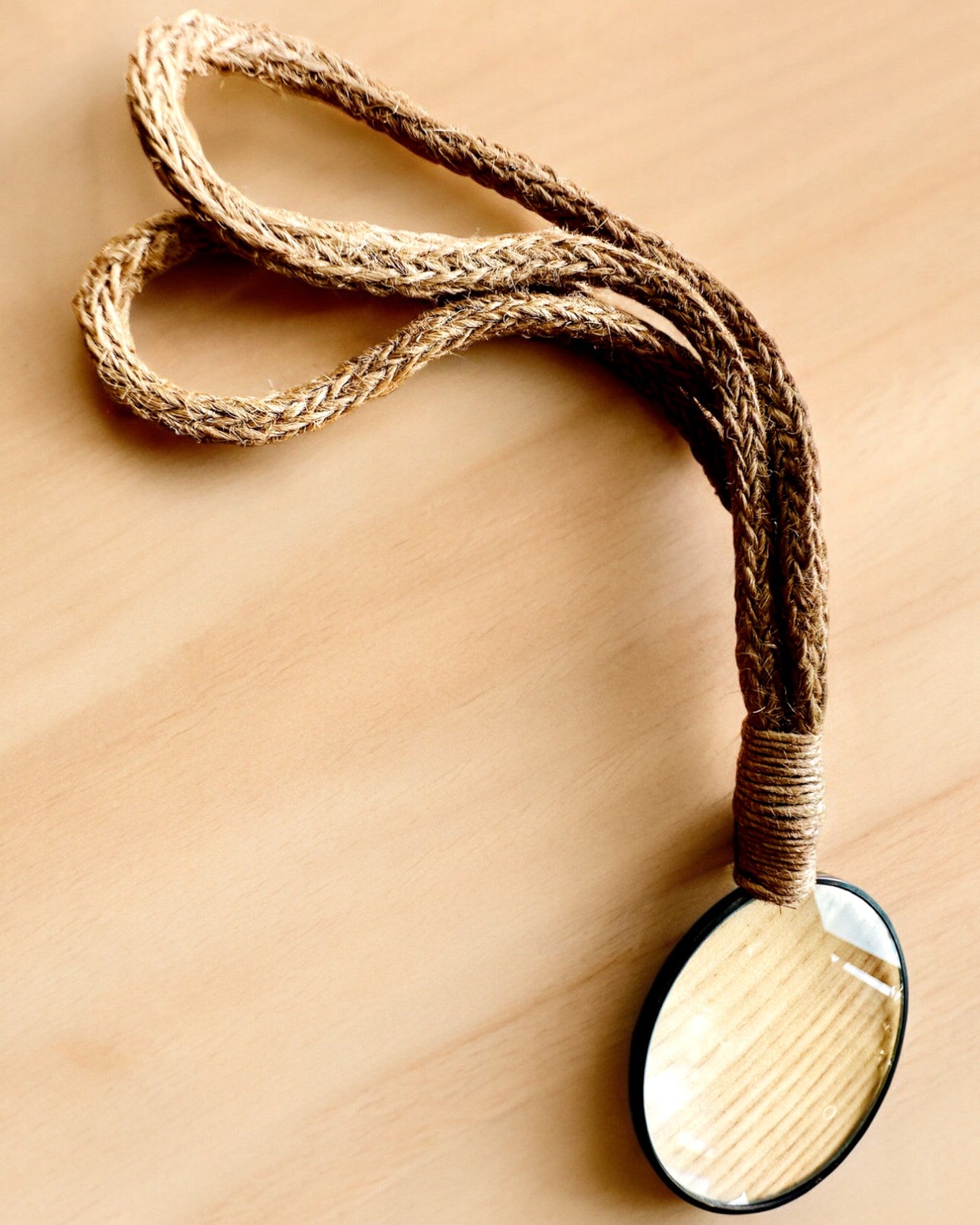 Lupa de mão com cordão artesanal - "Elegância Indiana"