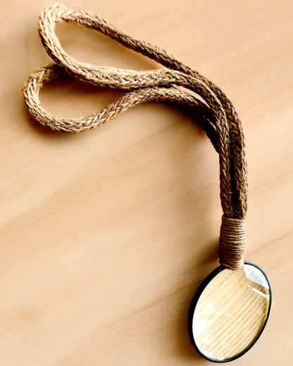 Lupa de mão com cordão artesanal - "Elegância Indiana"