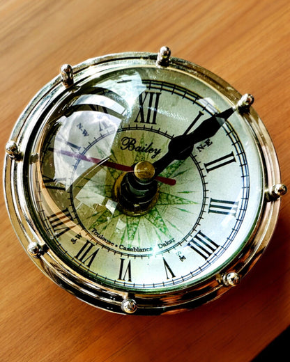 Bailey Compass Clock - Elegante Relógio com motivo de Bússola com Possibilidade de Gravação