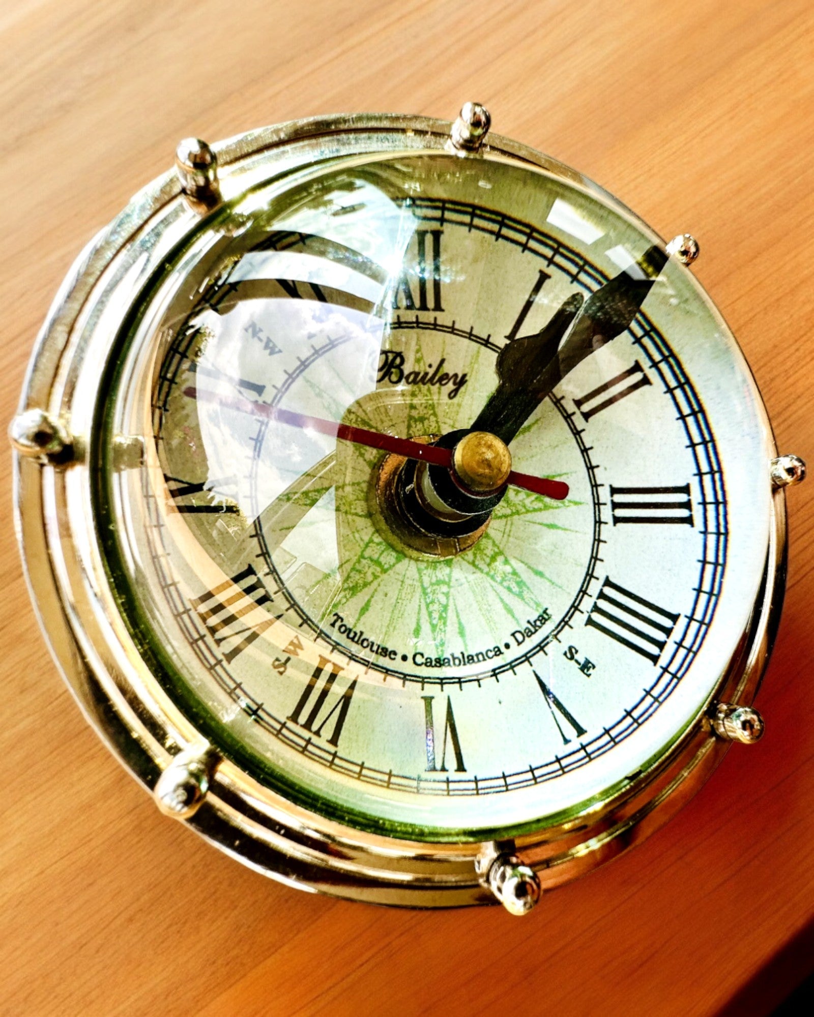 Bailey Compass Clock - Elegante Relógio com motivo de Bússola com Possibilidade de Gravação
