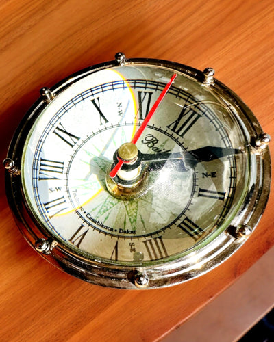 Bailey Compass Clock - Elegante Relógio com motivo de Bússola com Possibilidade de Gravação