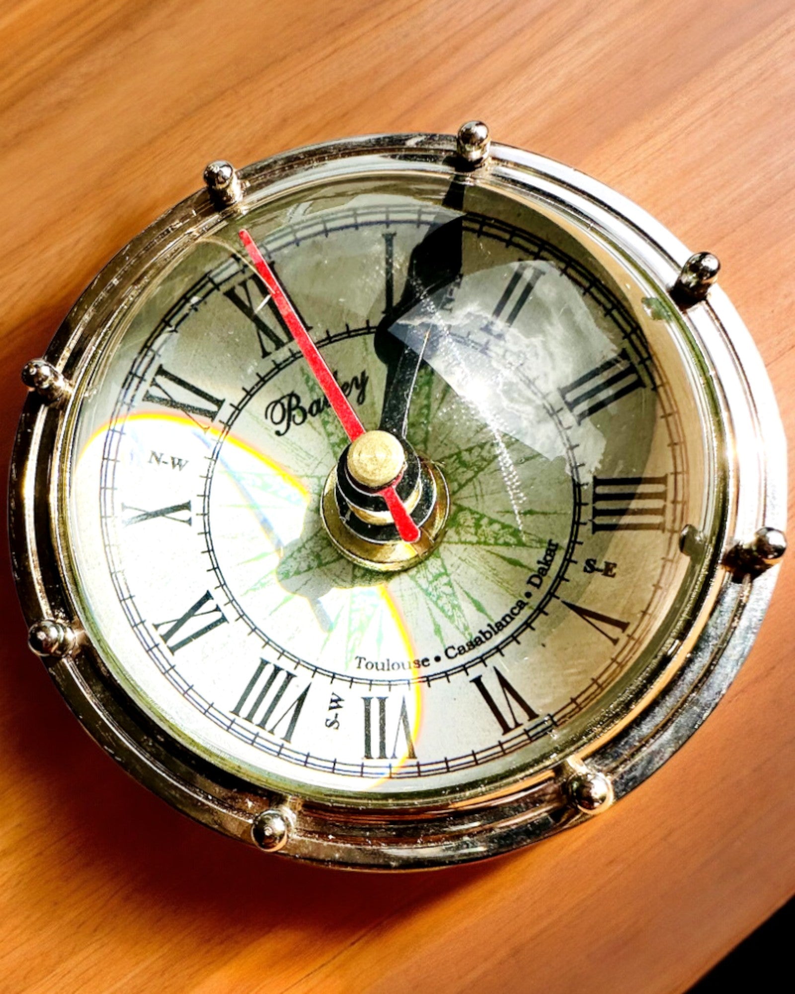 Bailey Compass Clock - Elegante Relógio com motivo de Bússola com Possibilidade de Gravação