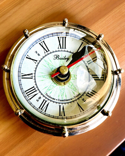 Bailey Compass Clock - Elegante Relógio com motivo de Bússola com Possibilidade de Gravação
