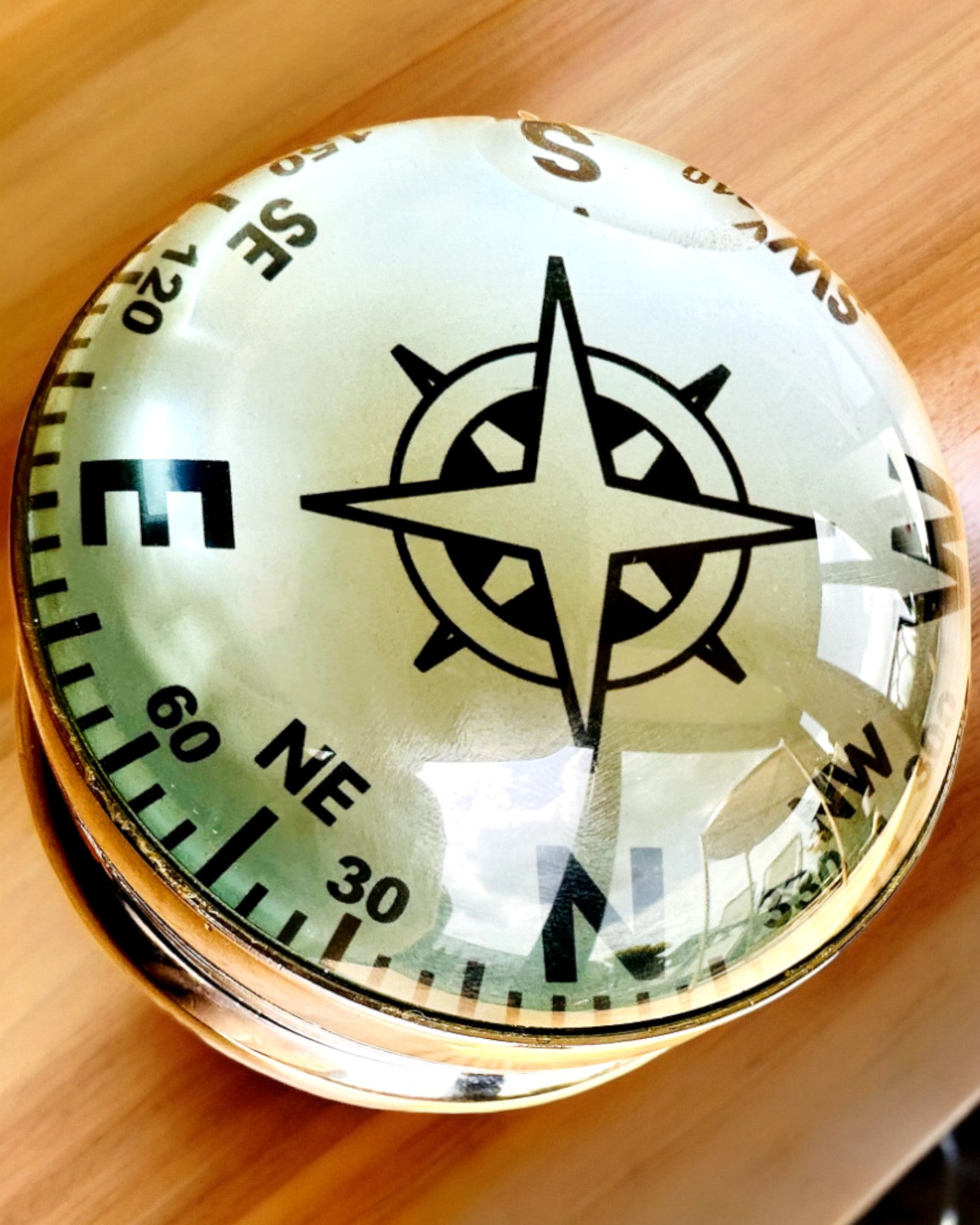 Bailey Compass Clock - Elegante Relógio com motivo de Bússola com Possibilidade de Gravação