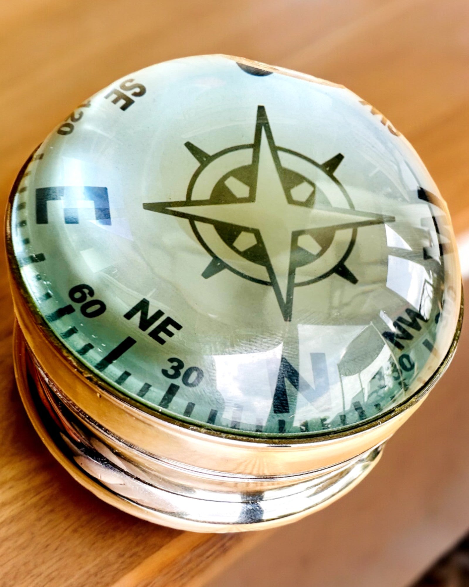 Bailey Compass Clock - Elegante Relógio com motivo de Bússola com Possibilidade de Gravação