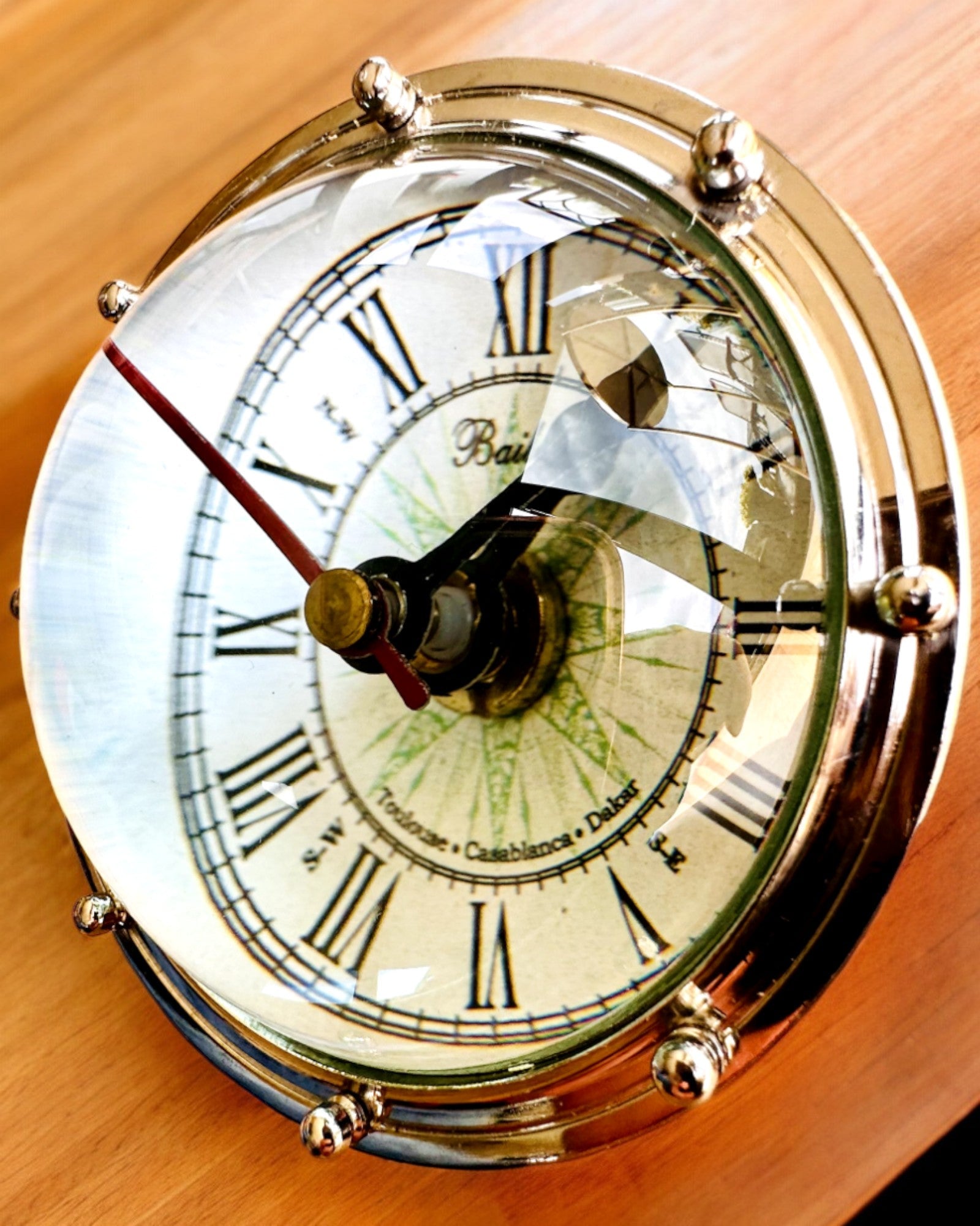 Bailey Compass Clock - Elegante Relógio com motivo de Bússola com Possibilidade de Gravação