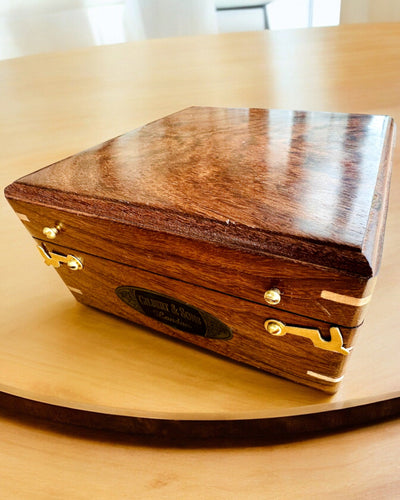 Grande Caixa de Madeira para Bússola "Gilbert & Sons" com Possibilidade de Gravação