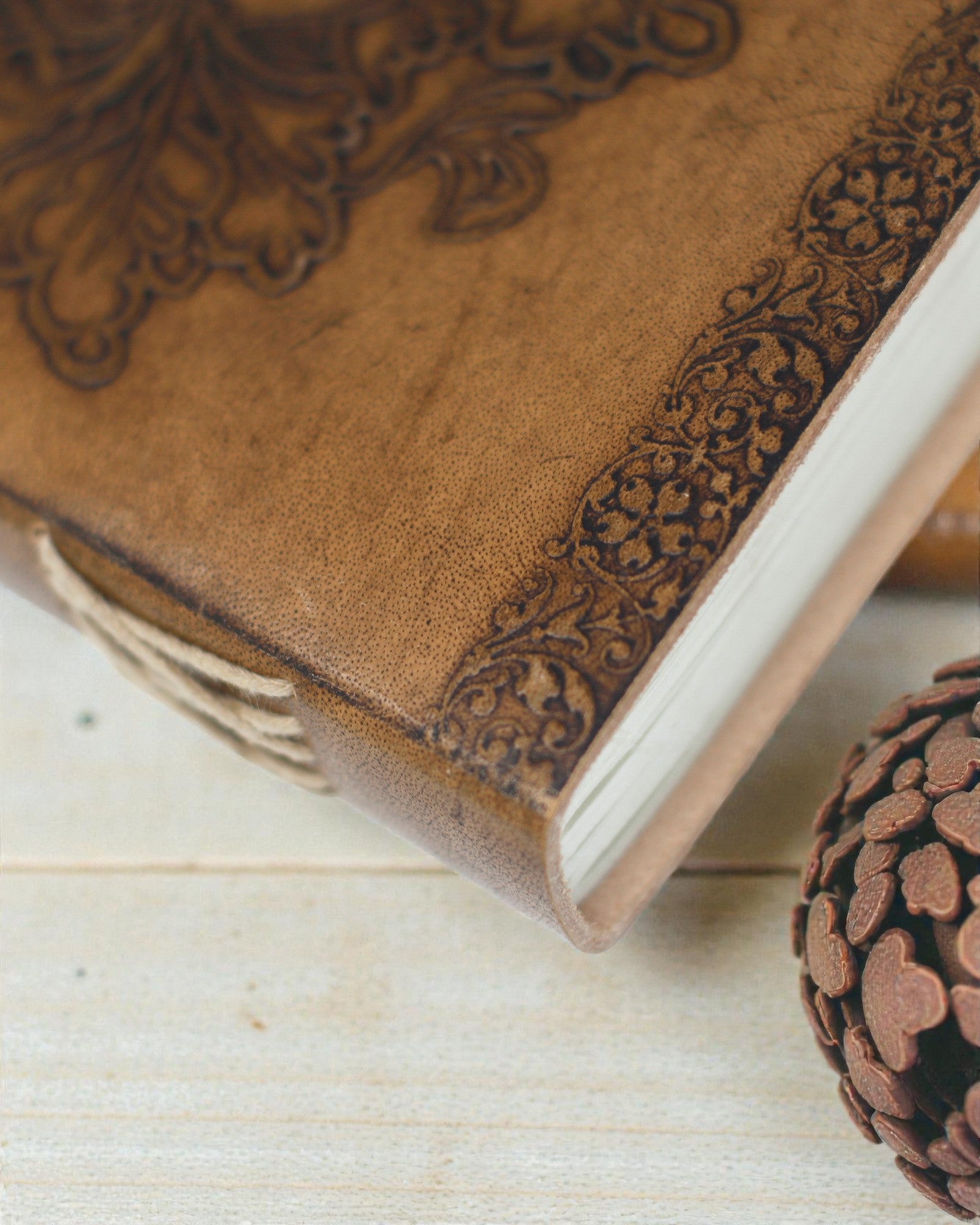 Sylva Spirit – Caderno de Couro Greenman com Fecho Metálico