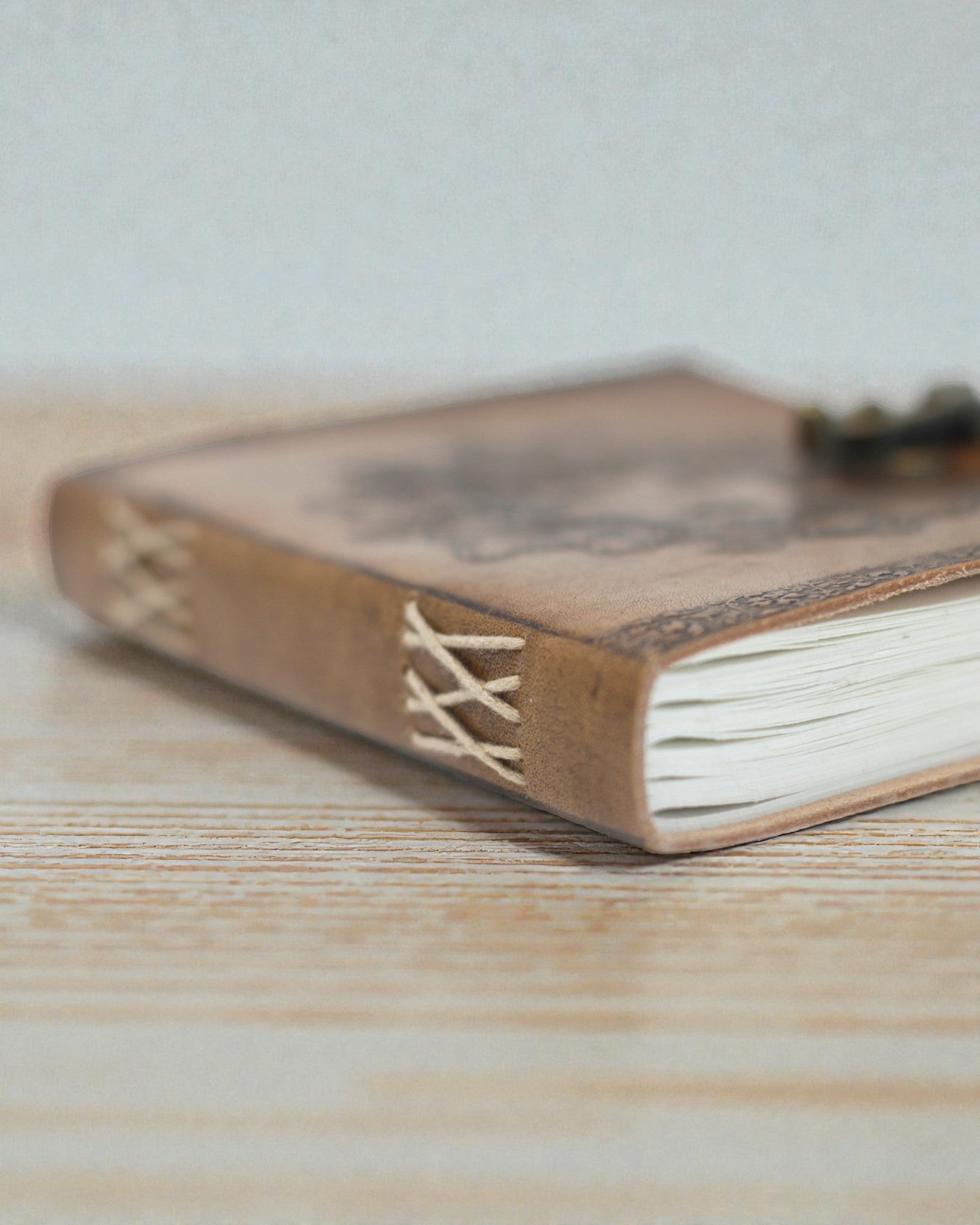 Sylva Spirit – Caderno de Couro Greenman com Fecho Metálico